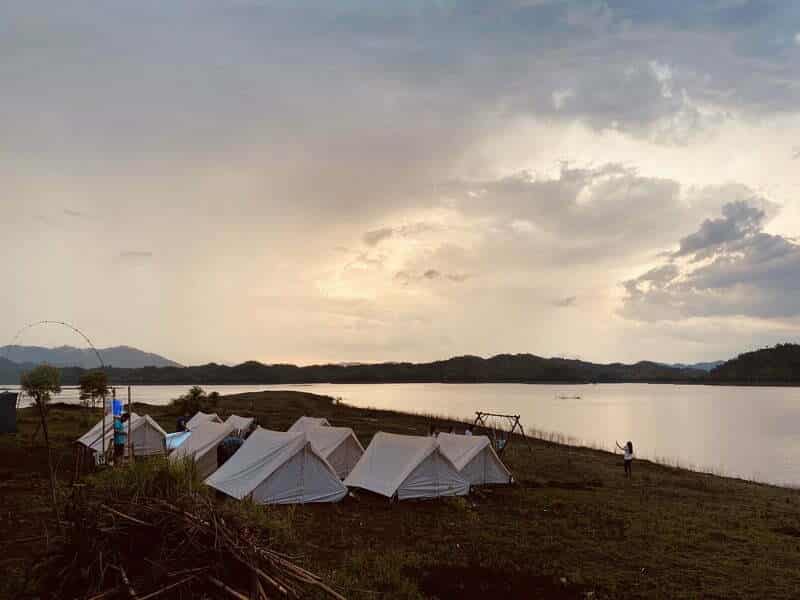 Hạ trại bên hồ Tà Đùng