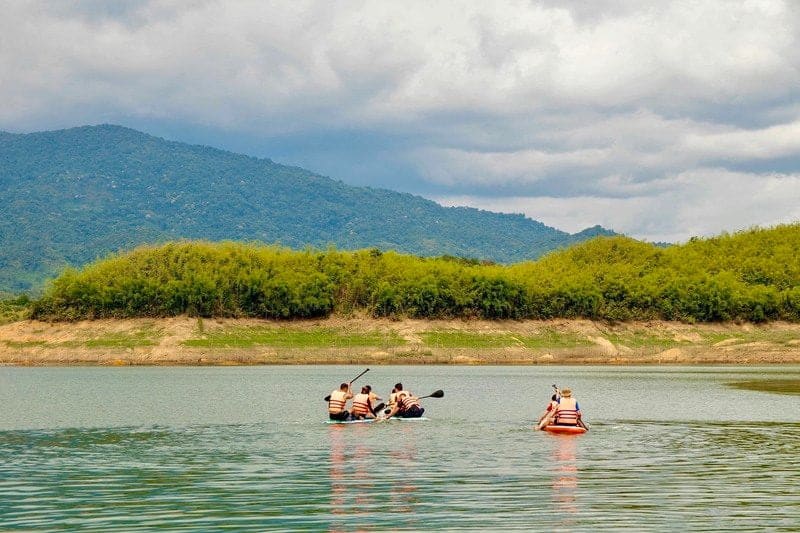 Trải nghiệm trọn vẹn cảnh đẹp Tà Đùng khi ngồi trên thuyền Sub nhé