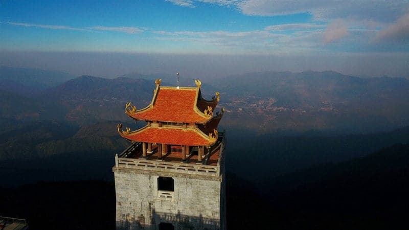 Từ Vọng Lĩnh Cao Đài du khách có thể ngắm nhìn trọn vẹn vẻ đẹp của dãy núi Hoàng Liên Sơn