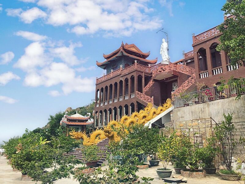 Hồng Trung Sơn một buổi chiều nhạt nắng Có mây trời lãng đãng phía trên cao