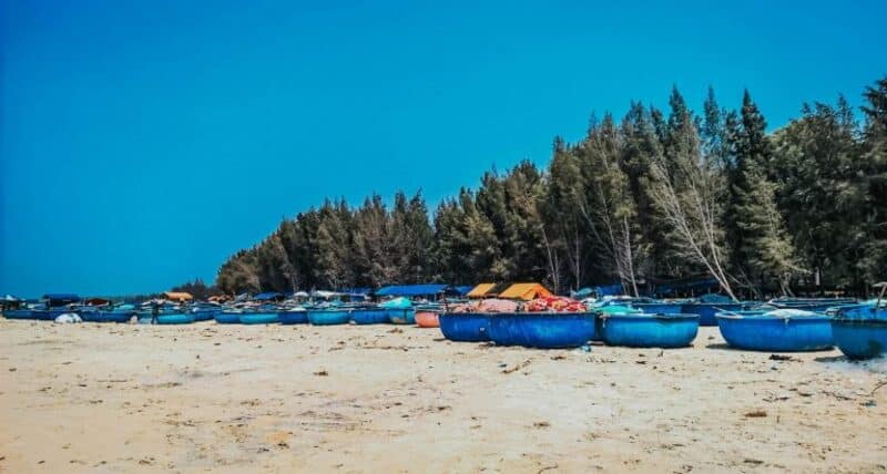Biển Cam Bình một địa điểm du lịch còn rất mới mẻ và mang trong mình vẻ đẹp hoang sơ, những đây cũng là một trong những bãi biển đẹp và thơ mộng nhất tại LaGi – Bình Thuận