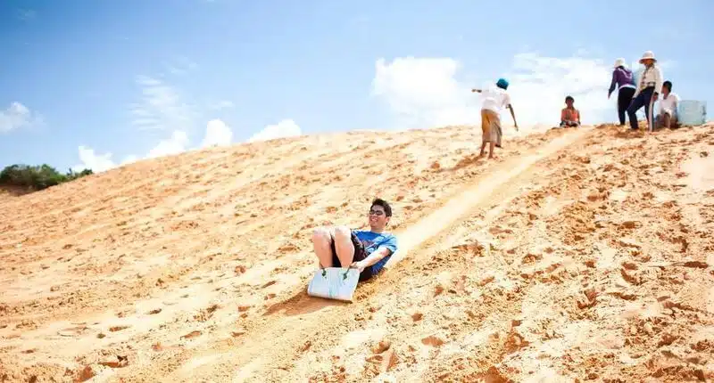 Trải nghiệm cực " Đã" với trò chơi trượt cát tại Đồi cát Hòa Thắng