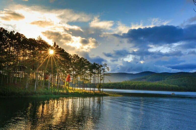 Với không khí vô cùng trong lành và yên tĩnh, Hồ Tuyền Lâm là địa điểm lý tưởng cho những chuyến đi của bạn