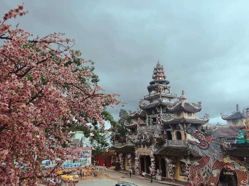 Ngôi chùa đầy độc đáo, được xây dựng công phu và khảm hàng nghìn miếng sành sứ từ nhiều địa điểm nổi khác nhau