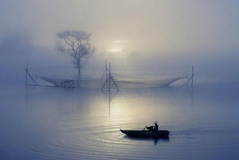 Khám phá vẻ đẹp Hồ Đại Ninh yên bình trong sương mai