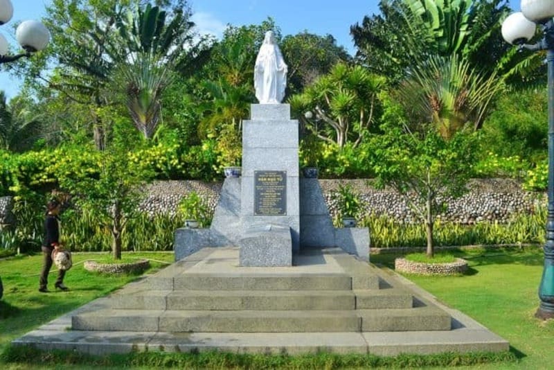 Mộ thi sĩ Hàn Mặc Tử tọa lạc trên ngọn đồi Thi Nhân nổi tiếng ở Quy Nhơn.