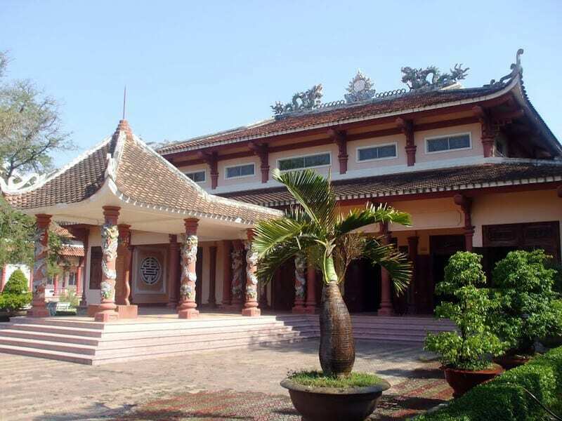 Đền thờ Tây Sơn Tam Kiệt bên trong khuôn viên của bảo tàng Quang Trung