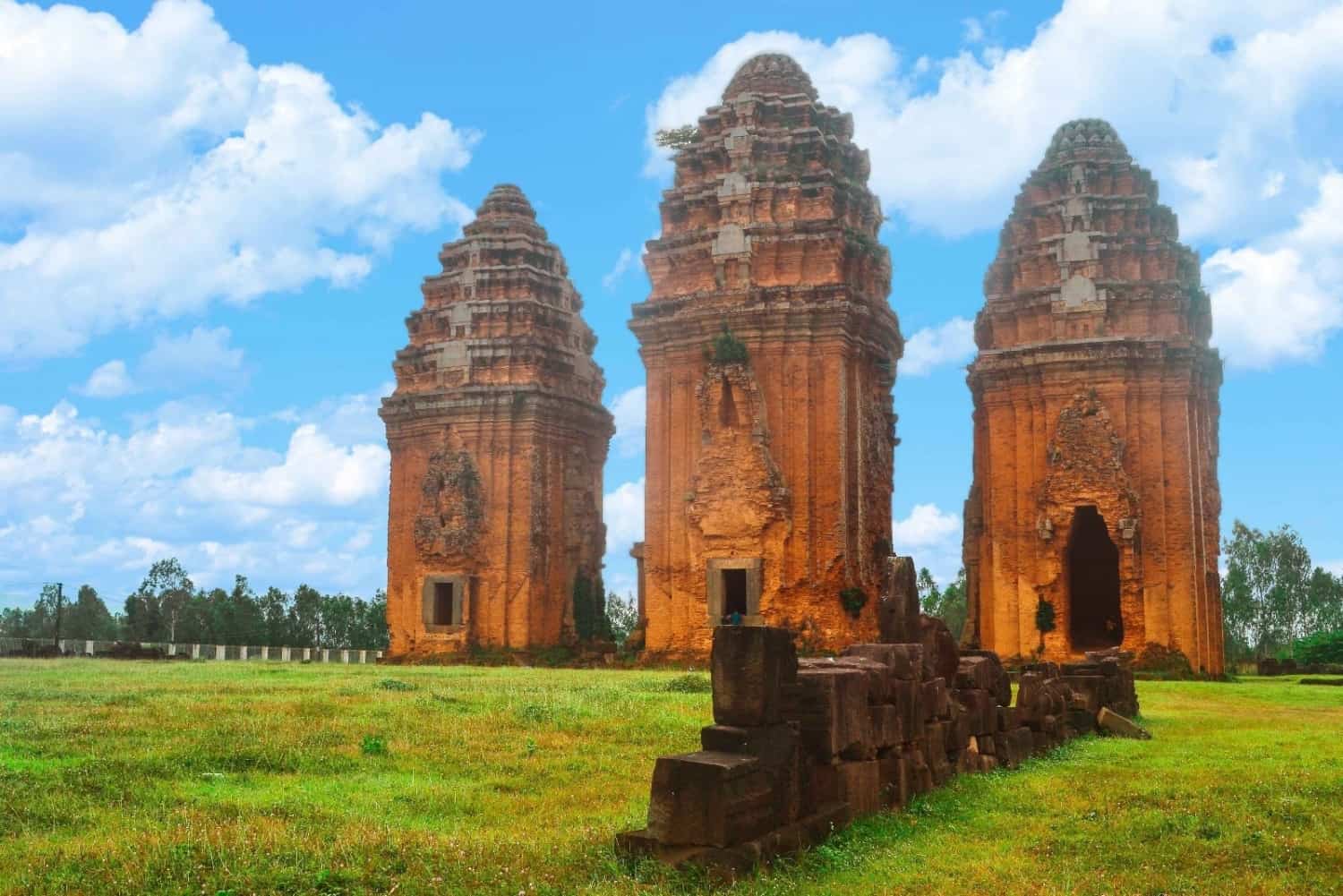 Khám Phá Chi Tiết Nhất Quần thể Tháp Dương Long Bình Định