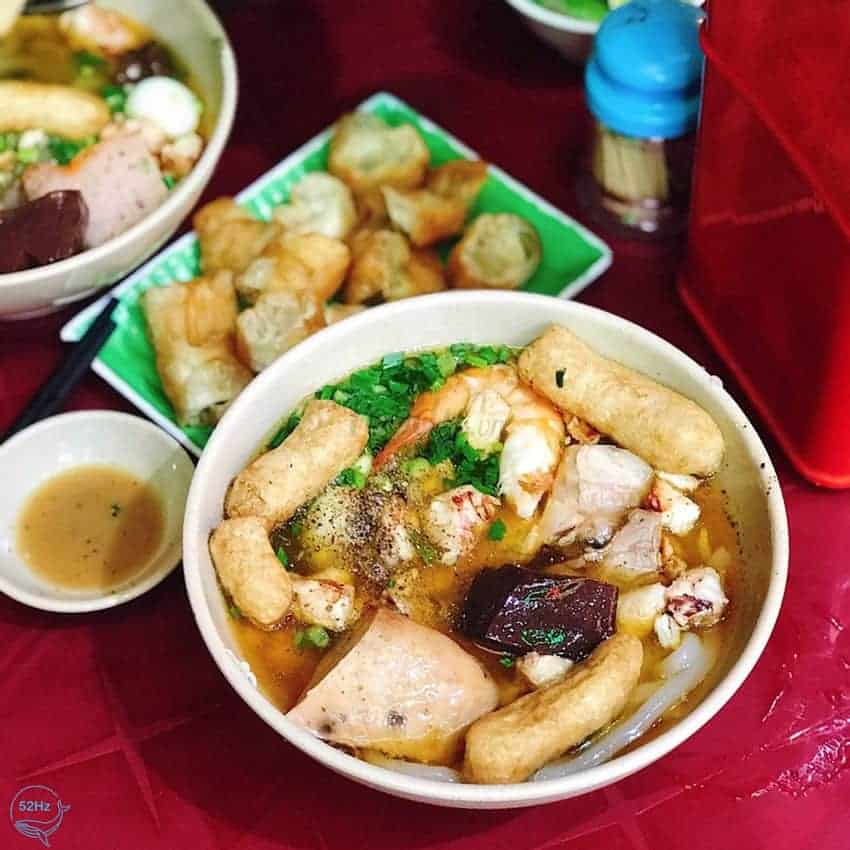 Review nên ăn gì ở Sài Gòn - Bánh canh cua Út Lệ