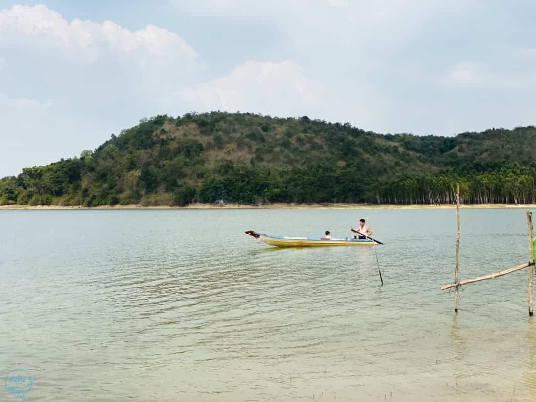 chèo thuyền giữa hồ sau là ngọn núi tại đảo Nhím Tây Ninh