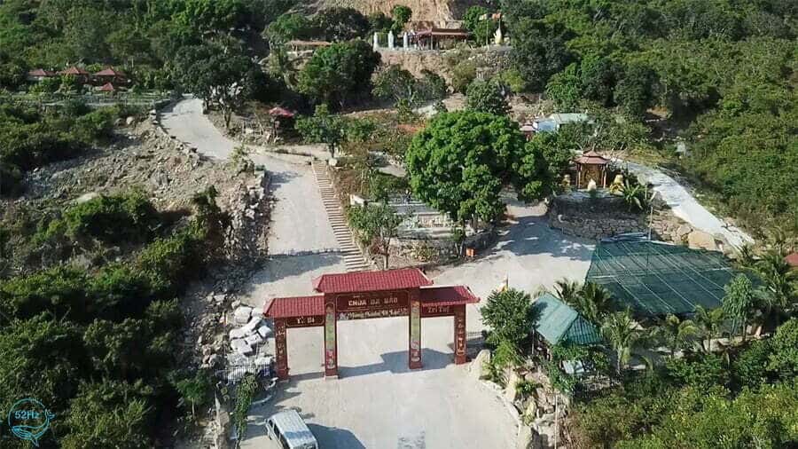 Toàn cảnh cổng chào chùa Đa Bảo nhìn từ trên cao