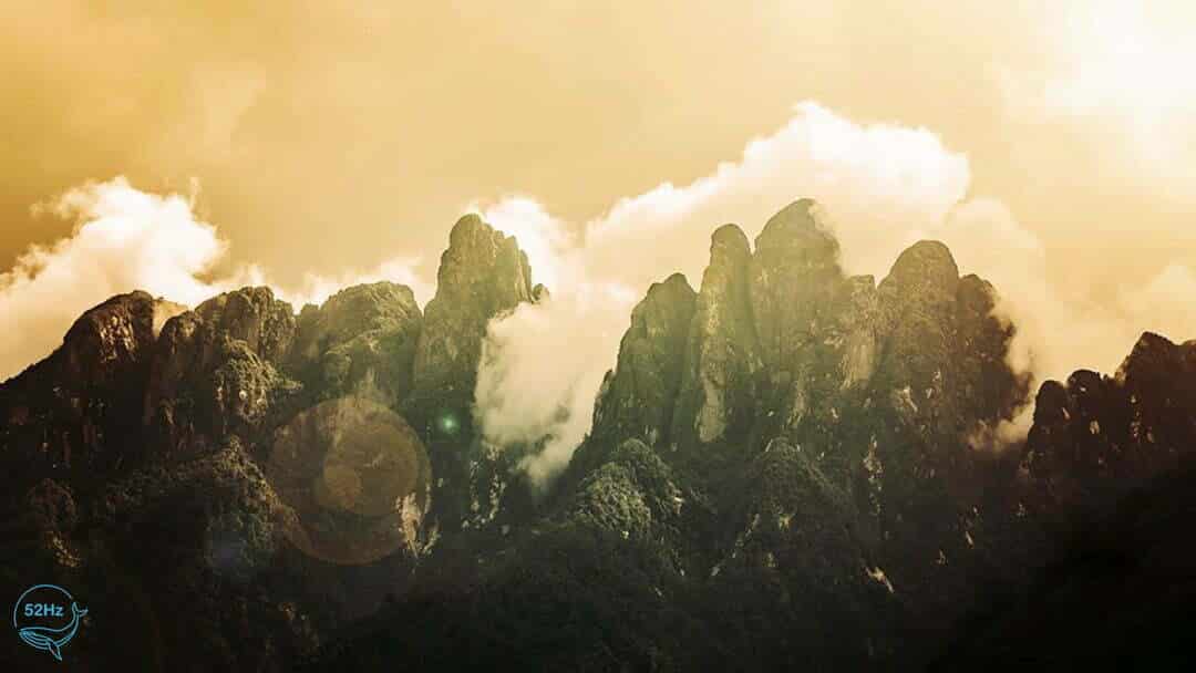 Mây giăng kín trên đỉnh Ngũ Chỉ Sơn