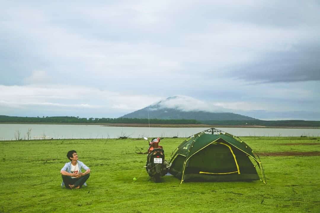 Cắm trại trên thảm cỏ xanh mát và mặt hồ phẳng lặng rất tuyệt đúng không?