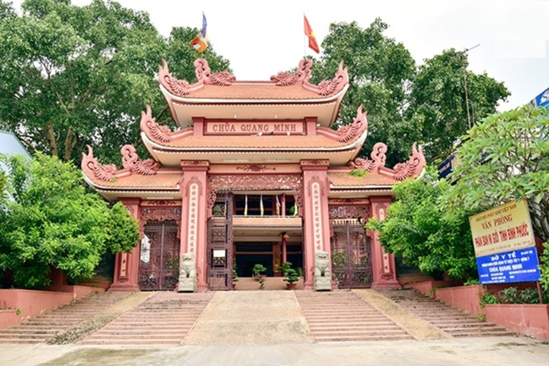 Cổng vào chùa Quang Minh Bình Phước
