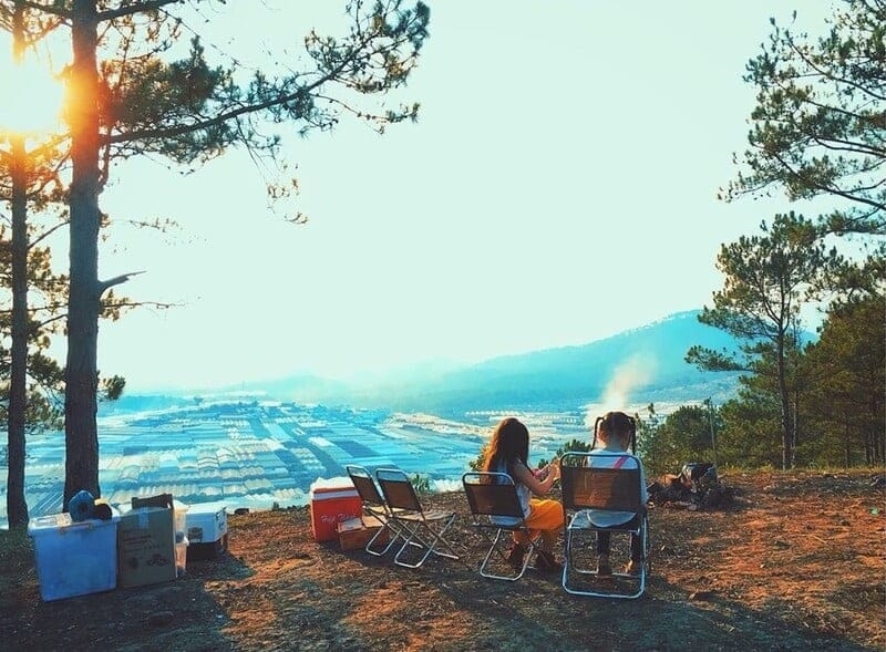 Kinh Nghiệm Khám Phá Đỉnh Núi Hòn Bồ Đà Lạt Bạn vừa có thể ngắm nhìn toàn cảnh thành phố, vừa có thể ngắm nhìn đồi núi nhấp nhô phía xa, trời trong, cao vời vợi.